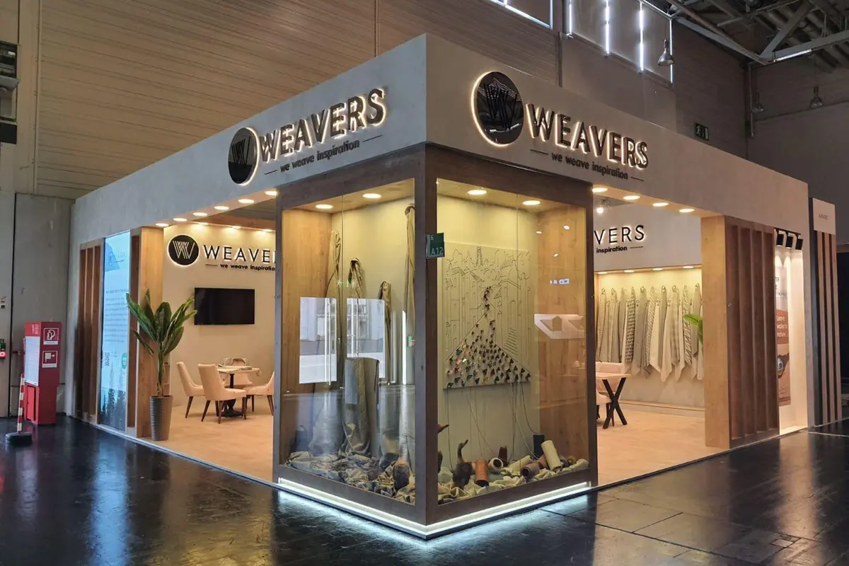 Weavers: Текстильный стенд с образцами продукции и пространством для переговоров.